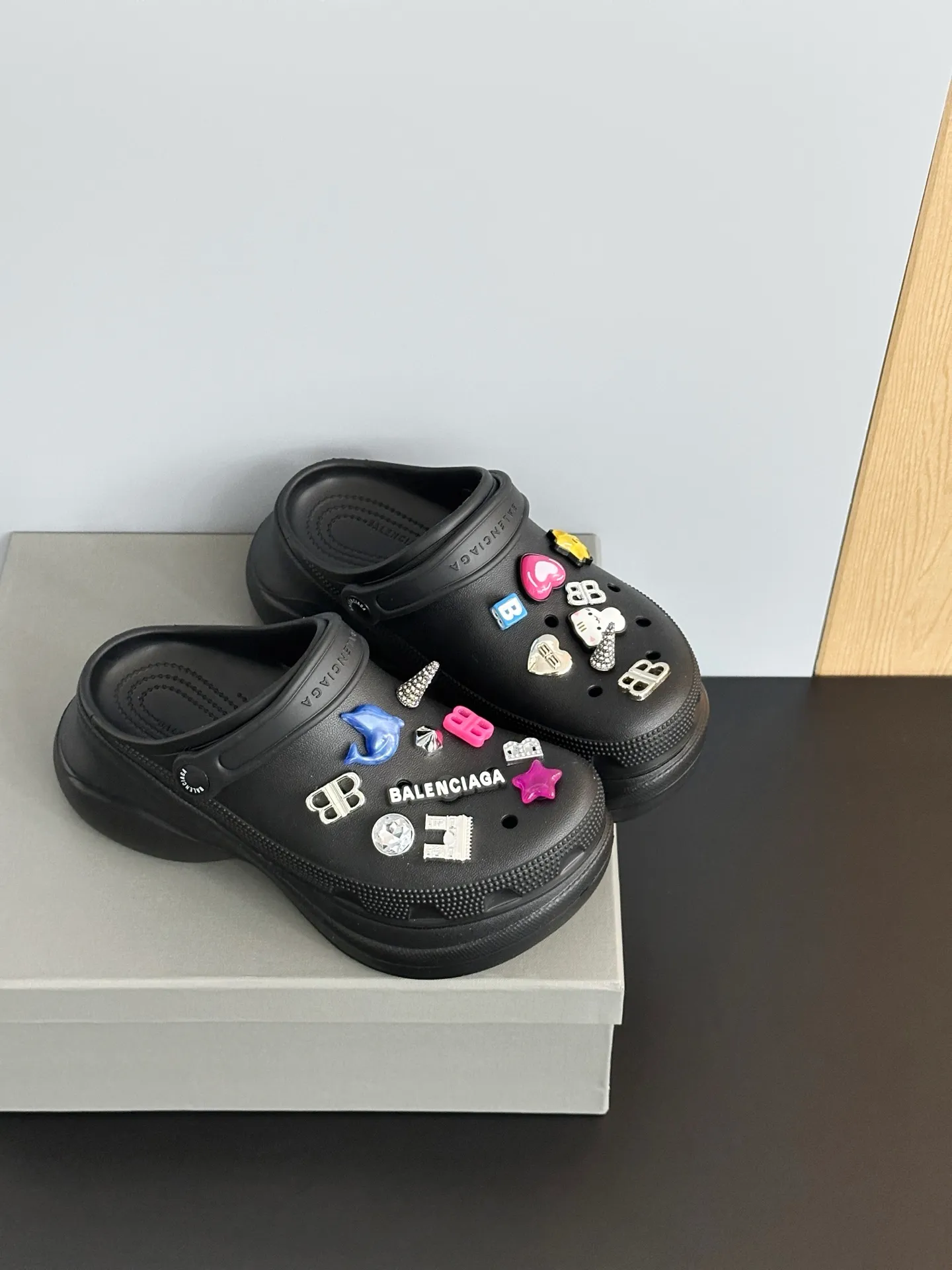 👟👟Ex-factory price 520👟👟 𝗕𝗮𝗹𝗲𝗻𝗰𝗶𝗮𝗴𝗮Heightening Crocs for Couples Original model opening. Original factory data. Men’s and women’s models with different graphics and pattern designs. DIY accessories with matching versions. 6cm heightening modo integrated shoe body structure. Lightweight material with high degree of detail restoration. Code number: 35-41 (40.41 non-refundable) Original packaging